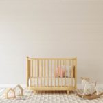 Babymett Beistellbett im Kinderzimmer mit Spielzeugen